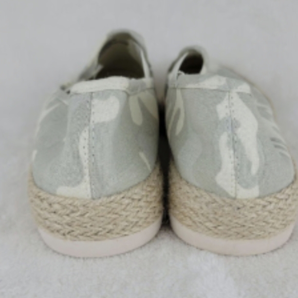 Esprit Erika Light Camo Slip On Canvas Sneakers Size 8.5 Like New - Picture 3 of 5
